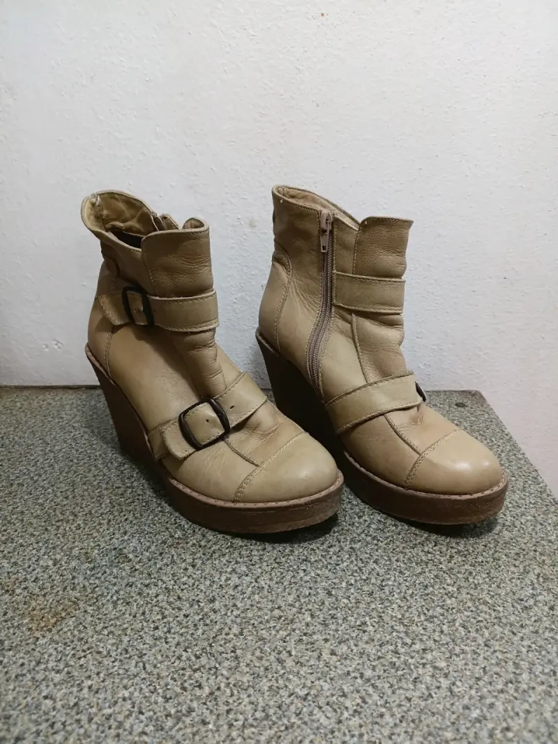 Botines beige con plataforma - 1