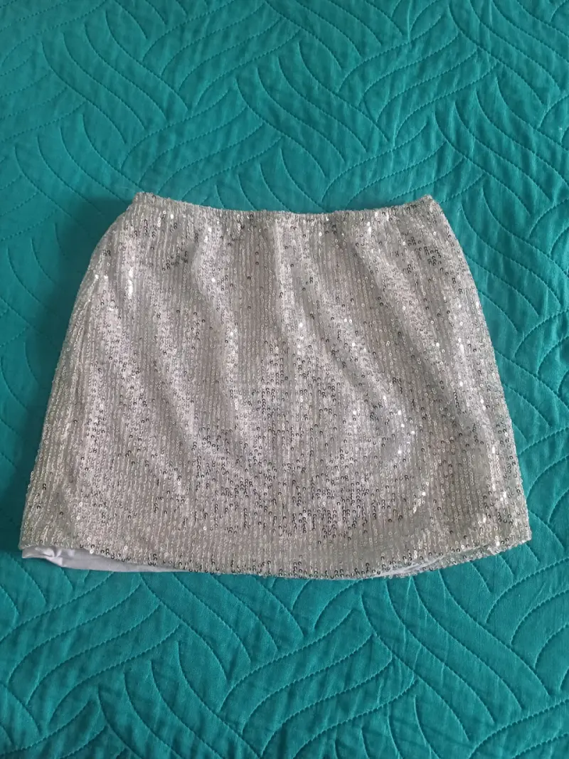 Falda corta con lentejuelas plateadas