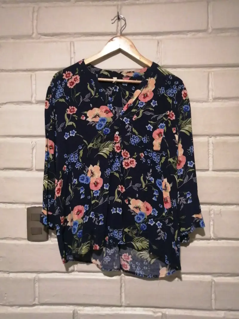 Blusa floreada de mujer
