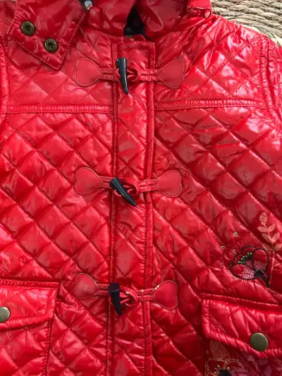 Chaqueta infantil roja con capucha  talla 5 años - miniatura 4