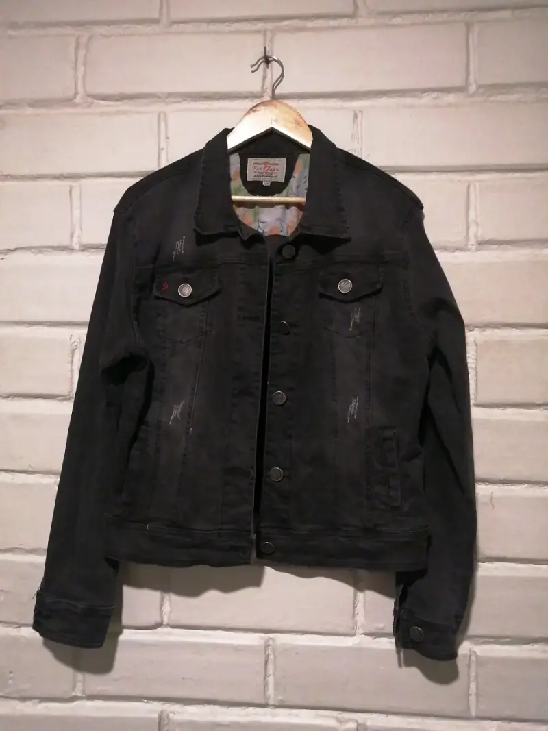 Chaqueta de mezclilla negra