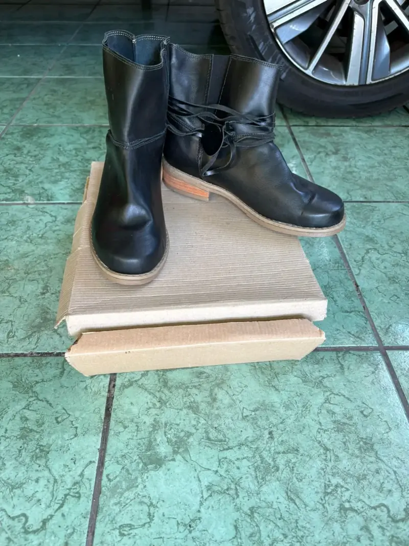 Botas negras de cuero
