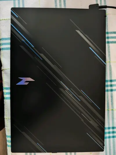 Laptop gamer negra con gráficos - miniatura 1