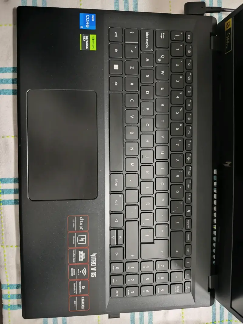 Laptop gamer negra con gráficos - 2