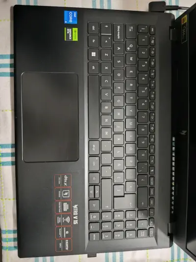 Laptop gamer negra con gráficos - miniatura 2