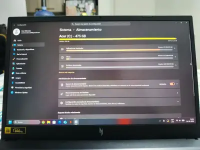 Laptop gamer negra con gráficos - miniatura 4