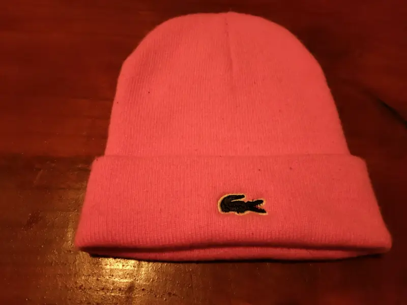 Gorro rosa con logo bordado