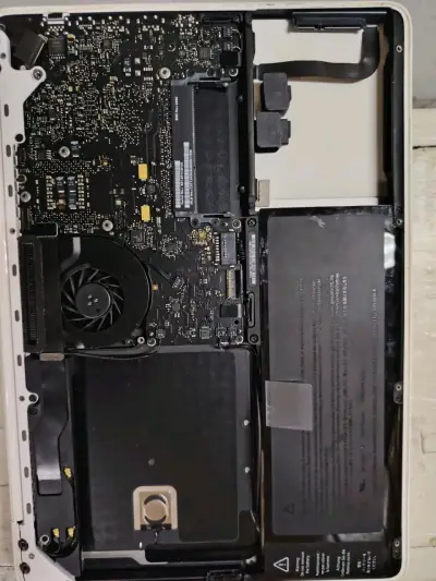 Vendo macbook 2010 sin disco duro ram 8gb, - miniatura 3