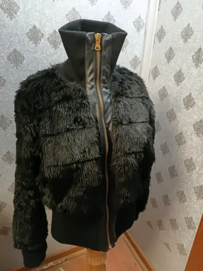 Chaqueta de mujer negra con pelo - miniatura 2