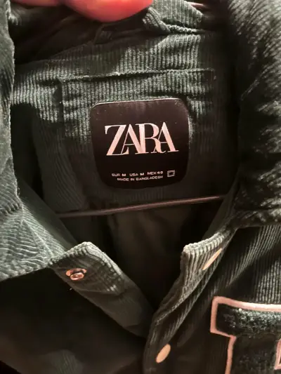 Chaqueta verde con letra bordada - miniatura 3