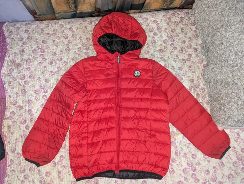 Chaqueta acolchada roja con capucha - 1