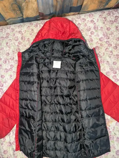Chaqueta acolchada roja con capucha - miniatura 2
