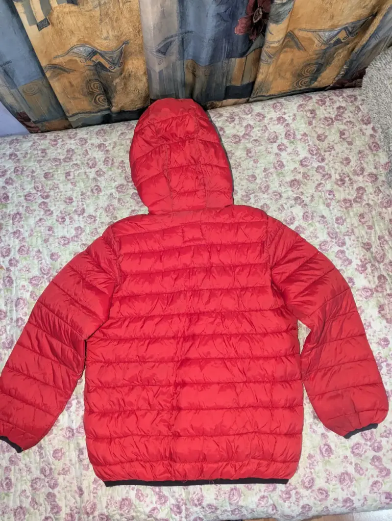 Chaqueta acolchada roja con capucha - 3