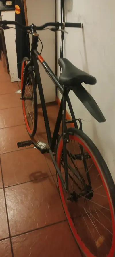 Bicicleta de paseo negra y roja - miniatura 2