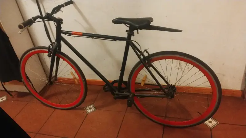 Bicicleta de paseo negra y roja - 4