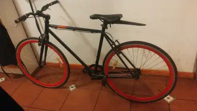Bicicleta de paseo negra y roja - miniatura 4