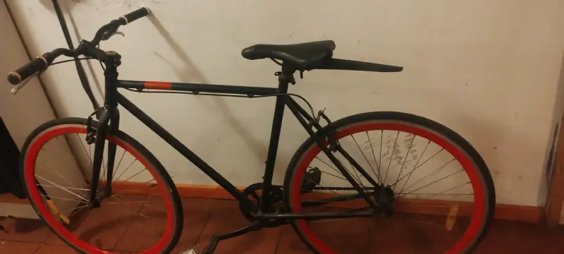 Bicicleta de paseo negra y roja - 6