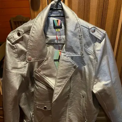 Chaqueta plateada de cuero sintético - miniatura 1