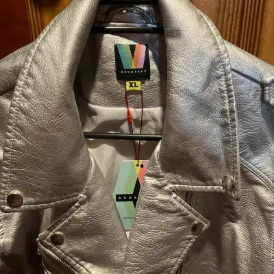 Chaqueta plateada de cuero sintético - miniatura 2
