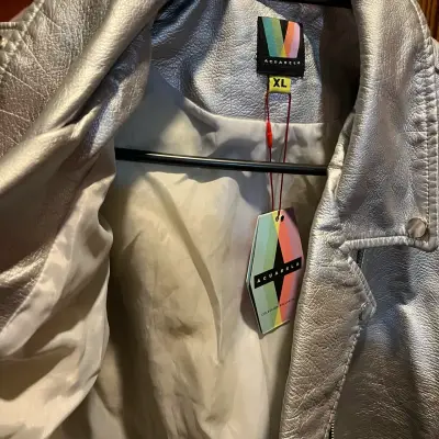 Chaqueta plateada de cuero sintético - miniatura 3