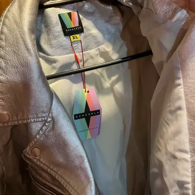 Chaqueta plateada de cuero sintético - miniatura 4