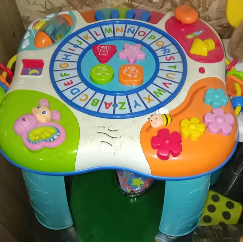 Mesa de actividades infantil