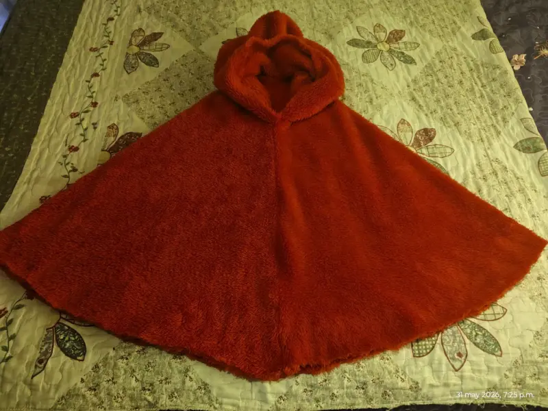 Capa roja con capucha