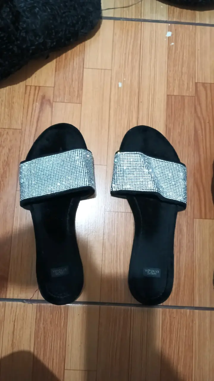 Sandalias negras con brillantes - 1
