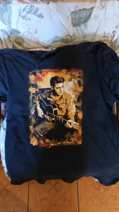 Polera negra con estampado musical - miniatura 1