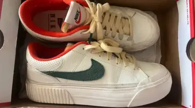 Zapatillas Nike blancas con logo - miniatura 1