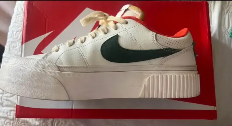 Zapatillas Nike blancas con logo - 2