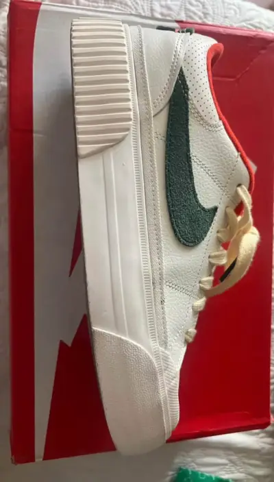 Zapatillas Nike blancas con logo - miniatura 3