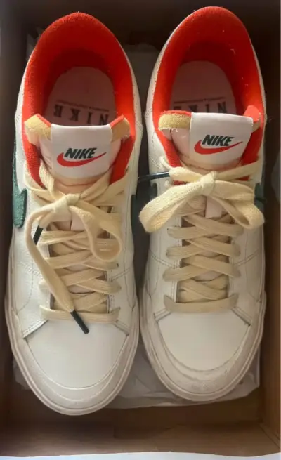 Zapatillas Nike blancas con logo - miniatura 5