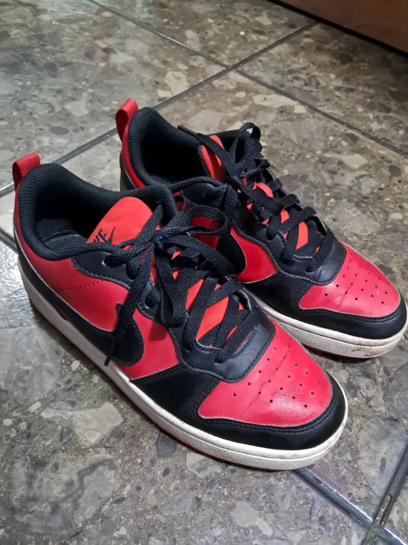Zapatillas deportivas rojas y negras nike