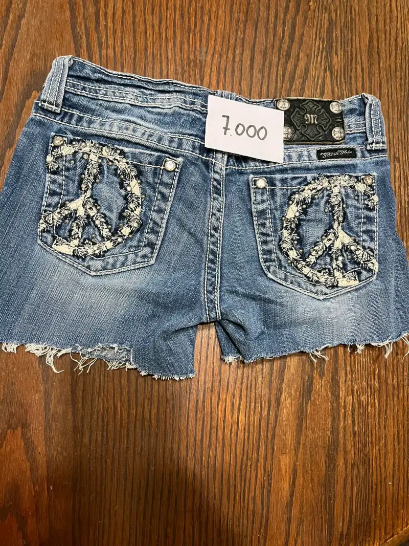 Shorts de mezclilla con diseño