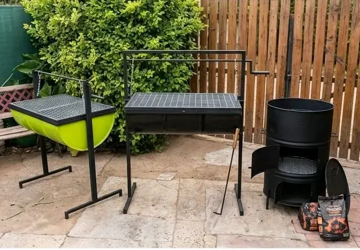 Conjunto de parrillas y asador