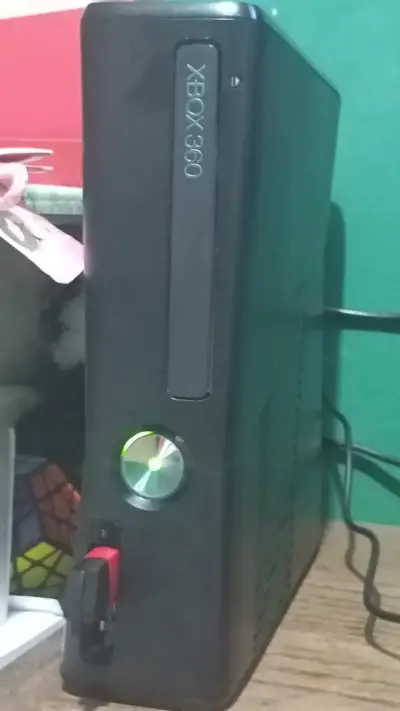XBOX 360 Slim (S) 4GB + Transformador y Mando - miniatura 2