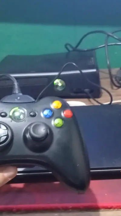 XBOX 360 Slim (S) 4GB + Transformador y Mando - miniatura 5