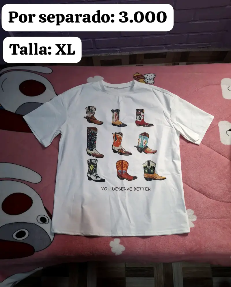 Polera blanca estampado botas