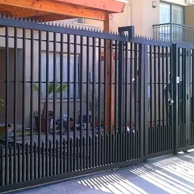 Portón de madera y hierro - miniatura 4