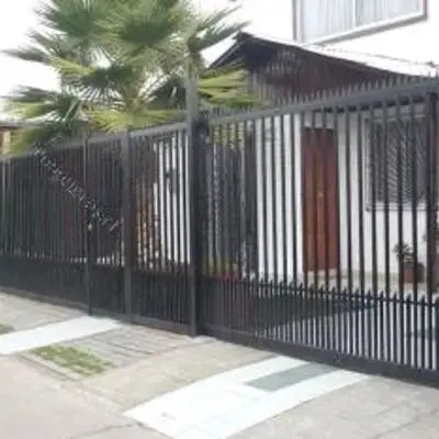 Portón de madera y hierro - 5