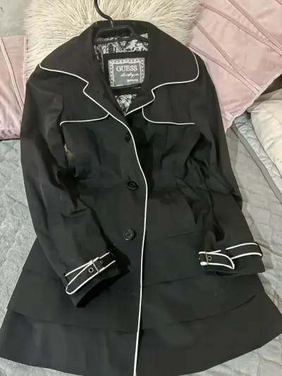 Abrigo negro Guess con cinturón - miniatura 3