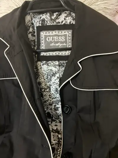 Abrigo negro Guess con cinturón - miniatura 4