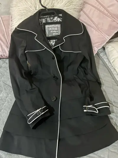 Abrigo negro Guess con cinturón - miniatura 5