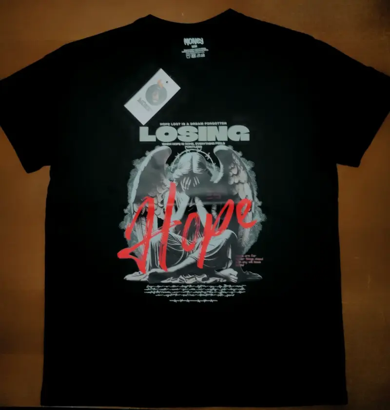 Polera negra 'Hope' diseño gráfico