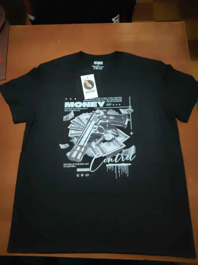 Polera negra 'Hope' diseño gráfico - 3