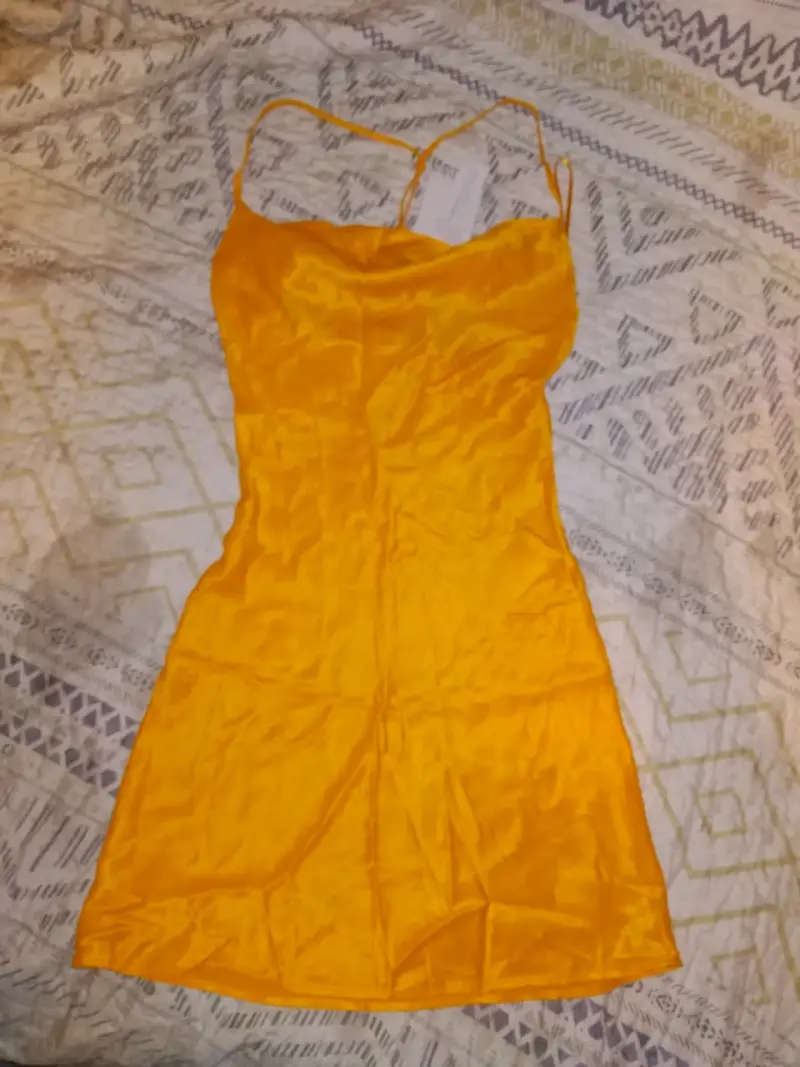 Vestido amarillo de tirantes