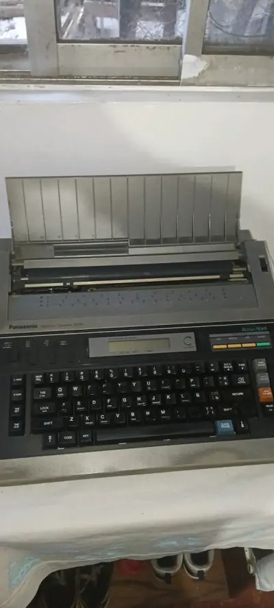 Máquina de escribir electrónica Panasonic - miniatura 1