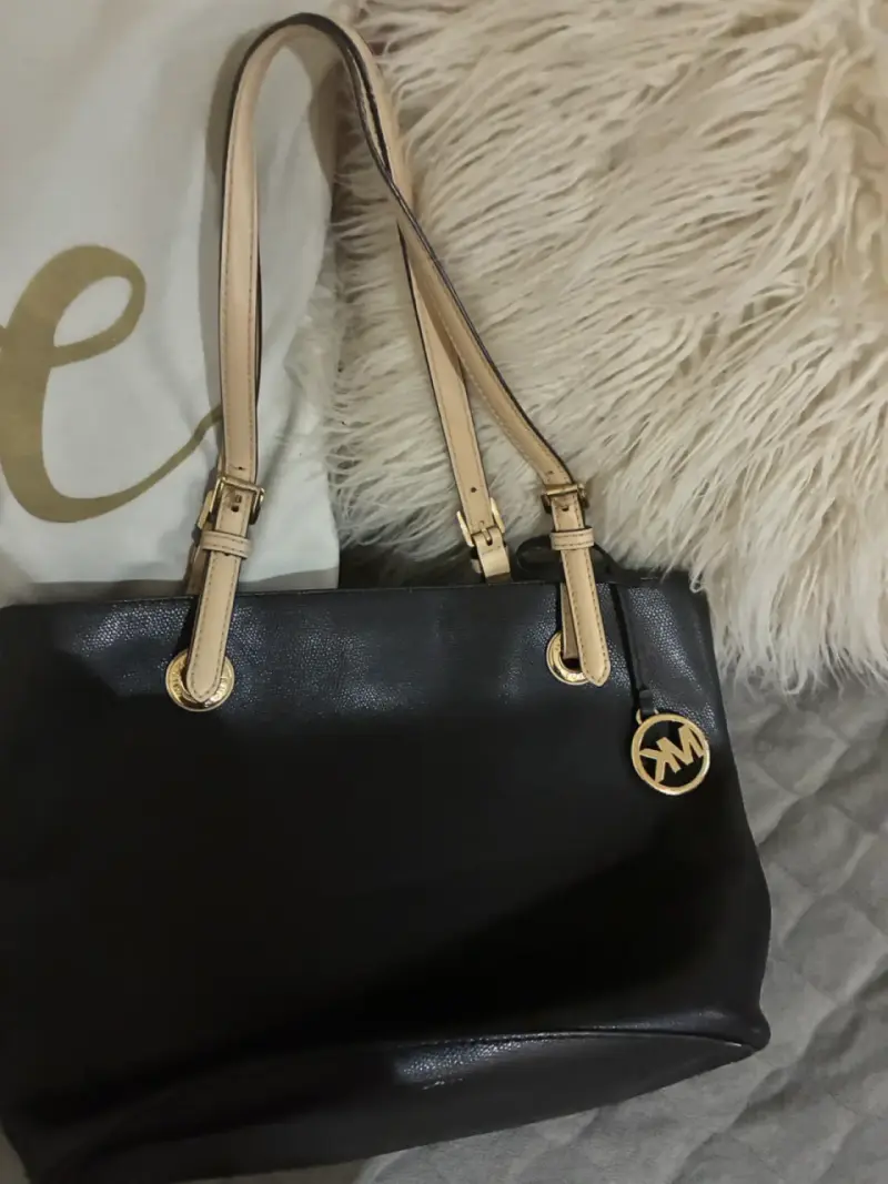 Cartera negra con asas beige - 1