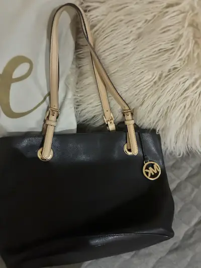 Cartera negra con asas beige - miniatura 1